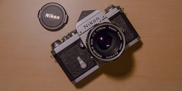 càmera, electrònica, corretja, lent de la càmera, tapa de lent, càmera digital, nikon vintage, vintage, fotografia, foto, imatge, nostàlgia, nostàlgic, fotografia de cinema, pel·lícula, càmera nikon vintage, càmera nikon, càmera vintage, nikon f, temes de fotografia, tecnologia, càmera - equip fotogràfic, estil retro, lent - instrument òptic, a l'interior, natura morta, cap gent, taula, equip fotogràfic, sol objecte, industria del cinema, cultura i entreteniment artístic, pel·lícula de càmera, antiguitat, primer pla, tir de l'estudi, lent - ull, càmera de vídeo domèstica, 4K, CC0, domini públic, lliure de regalies