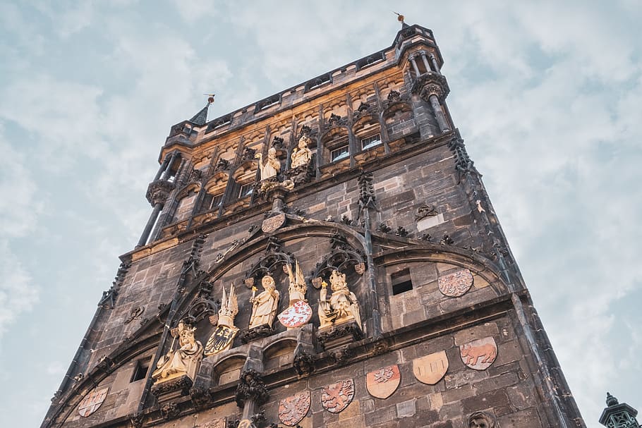 edifici, torre, arquitectura, Torre del Rellotge, cel, praga, temps, núvol, edifici antic, pont, maó, rellotge, campanar, cúpula, fort, castell, emblema, símbol, monument, parlament, vista d’angle baix, estructura construïda, exterior de l'edifici, núvol - cel, el passat, història, dia, cap gent, naturalesa, lloc de culte, religió, creença, destinacions de viatge, espiritualitat, finestra, a l'aire lliure, ornamentat, 5K