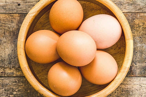 ous, ou, Pasqua, menjar, proteïnes, pollets, pollastre, cuinar, color, vermell, nutrició, material de fusta, menjar i beguda, alimentació saludable, frescor, benestar, natura morta, contenidor, cap gent, taula, vista d’angle alt, directament a sobre, aliments crus, marró, grup d'objectes, cistella, primer pla, a l'interior, naturalesa, safata, 2K, CC0, domini públic, lliure de regalies