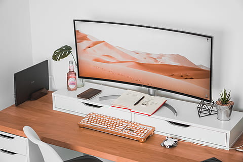 monitor corbat, configuració, escriptori, espai de treball, ordinador, pantalla, teclat, mínim, homeoffice, oficina, negocis, fons, fons de pantalla, quadern, minimalista, portàtil, ampli, taronja, blanc, mobles, taula, tecnologia, cap gent, a l'interior, equips informàtics, teclat d’ordinador, Ratolí de l'ordinador, natura morta, PC d'escriptori, comunicació, menjar i beguda, subministrament d’oficina, temps, equips d’il·luminació, rellotge, oficina a casa, llum elèctrica, 5K, CC0, domini públic, lliure de regalies