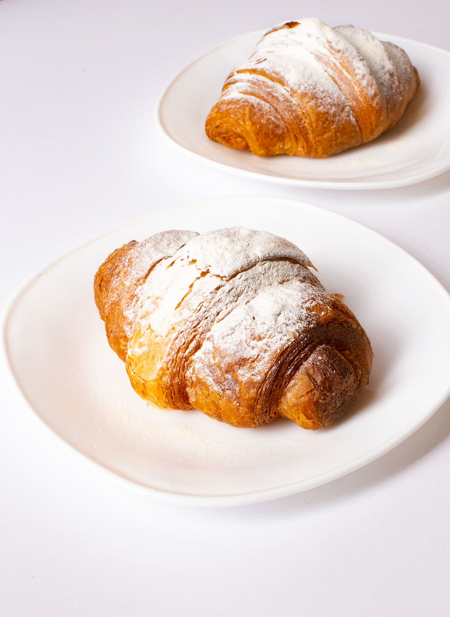 Cornetti, bianca, piatto, al forno, forno, pane, ciambella, burro, avvicinamento, delizioso, Impasto, cibo, fatti in casa, pasto, Pasticcino, rotolo, spuntino, gustoso, tradizionale, sfondo bianco, cibo e bevande, in casa, croissant, cibo francese, girato in studio, natura morta, freschezza, nessuno, pronto a mangiare, tavolo, cibo dolce, vista dall'alto, Marrone, articolo da forno, zucchero a velo, tentazione, prima colazione, 4K