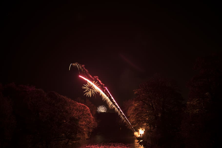 November, Nachtlandschaft, erkunden, Nacht-, Licht, lodern, Flamme, Flussufer, Feuerwerk, Feuer, beleuchtet, Veranstaltung, Feier, Bewegung, Kunst, Kultur und Unterhaltung, explodiert, Langzeitbelichtung, glühend, keine Leute, Natur, Himmel, Feuerwerk - künstliches Objekt, Rauch - physische Struktur, Bewegungsunschärfe, Flachwinkelansicht, dunkel, Funken, Silvester, 5K
