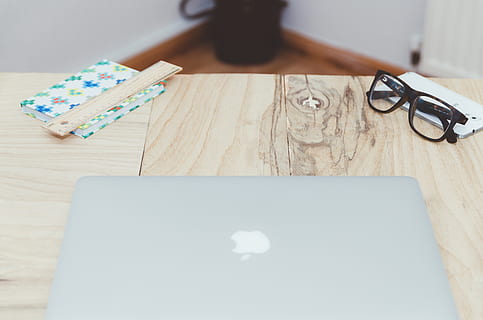 macbook, bærbar, computer, teknologi, skrivebord, kontor, forretning, kreativ, træ, briller, smartphone, mobil, lineal, notesblok, notesbog, objekter, bord, indendørs, trådløs teknologi, høj vinkel visning, meddelelse, forbindelse, en person, træ - materiale, tæt på, direkte over, digital tablet, stilleben, blank, pen, studere, 4K, CC0, offentligt domæne, royaltyfrie