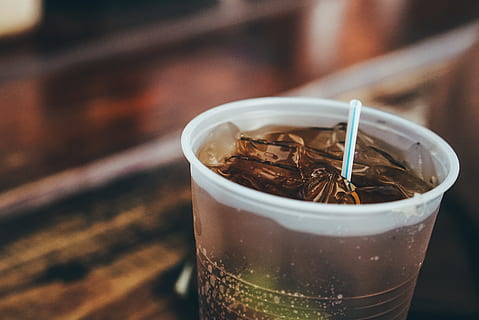 gelas plastik putih, cangkir, cangkir kopi, minum, minuman, Bir, alkohol, teh, minuman bersoda, creme, pencuci mulut, makanan, es krim, krim, latte, kaca, tanah, jus, gelas bir, tembikar, lepek, makanan dan minuman, kopi, dalam ruangan, kopi - minum, fokus pada latar depan, merapatkan, meja, minuman panas, kesegaran, masih hidup, tidak ada orang, es kopi, teh - minuman panas, daun-daun teh, cangkir teh, minuman non-alkohol, 2K, CC0, domain publik, bebas royalti