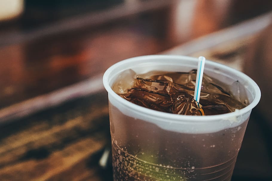 hvid plastik kop, kop, kaffekop, drikke, drik, øl, alkohol, te, koks, creme, dessert, mad, is, fløde, latte, glas, jord, Juice, ølglas, keramik, underkop, mad og drikke, forfriskning, kaffe, indendørs, kaffe - drikke, fokus på forgrunden, tæt på, bord, varm drikke, krus, friskhed, stilleben, ingen mennesker, is kaffe, te - varm drikke, te blade, te kop, alkoholfri drikkevare, 2K