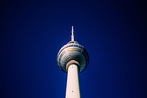 aguja espacial, seattle, torre, arquitectura, edificio, aguja, campanario, lámpara, ciudad, urbano, pueblo, Berlina, Torre de control, Faro, Alto, metrópoli, ligero, llamarada, céntrico, avión, vehículo, exterior del edificio, estructura construida, azul, cielo, destinos de viaje, altura maxima, vista de ángulo bajo, viaje, comunicación, cielo limpio, turismo, nadie, naturaleza, tecnología, rascacielos, edificio de oficinas exterior, comunicaciones globales, 5K, CC0, dominio público, libre de derechos