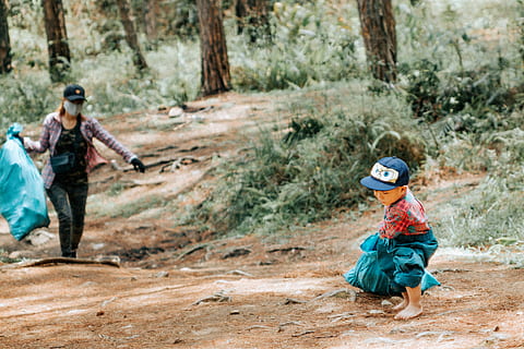 bambino piccolo, portando, blu, sacco, all'aperto, attivo, ragazzo, caps, bambino, luce del giorno, giorno, espressione facciale, moda, erba, poco, analizzare, cercare, guardare, persone, alberi, indossare, donna, giovane, albero, uomini, lunghezza intera, maschi, infanzia, terra, foresta, natura, due persone, pianta, capi di abbigliamento, cappello, attività di svago, casco, copricapo, seduta, 5K, CC0, dominio pubblico, privo di copyright