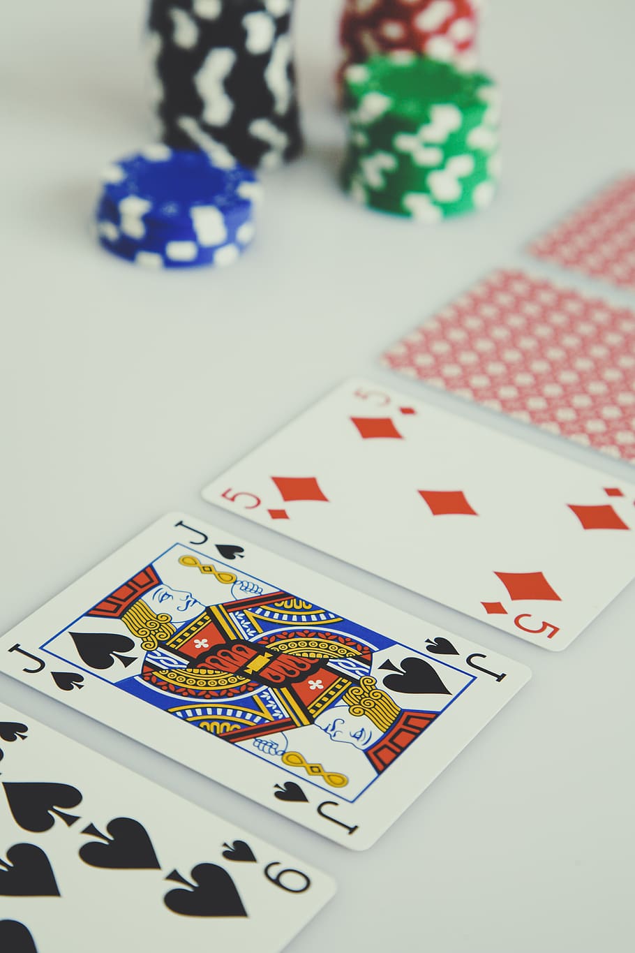 sortiert, spielen, Karten, Weiß, Oberfläche, Kunst, Kultur und Unterhaltung, Glücksspiel, Freizeitspiele, drinnen, Tabelle, Glück, Stillleben, keine Leute, Nahansicht, Freizeitbeschäftigung, Entspannung, Gelegenheit, High Angle View, Fokus auf den Vordergrund, Gruppe von Objekten, weiße Farbe, mehrfarbig, rot, Darstellung, 4K