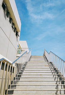 escalera, arquitectura, edificio, pretil, perspectiva, vista de ángulo bajo, cielo, barandilla, estructura construida, dirección, el camino a seguir, escalones y escaleras, naturaleza, día, exterior del edificio, nube - cielo, nadie, luz del sol, azul, al aire libre, perspectiva decreciente, proteccion, 2K, CC0, dominio público, libre de derechos