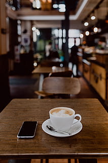tasse, café, table, intérieur, technologie, La technologie, travail, cappuccino, restaurant, en retard, à l'intérieur, boisson, Nourriture et boisson, agresser, tasse à café, café - boisson, rafraîchissement, vaisselle, soucoupe, Technologie sans fil, se concentrer sur le premier plan, fraîcheur, affaires, la communication, téléphone portable, boisson chaude, personne, boisson mousseuse, latté, plateau, 5K, CC0, domaine public, libre de droits