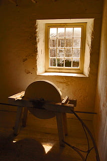 vindue, rustik, hjul, knivspidser, slibeskive, indendørs, ingen mennesker, arkitektur, hjem interiør, bygning, sollys, bord, forladt, dag, gammel, hus, murbygningsfunktion, sæde, natur, bygget struktur, træ - materiale, fravær, skygge, 2K, CC0, offentligt domæne, royaltyfrie