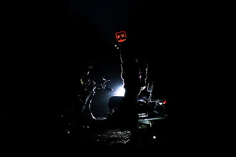 rosso, cranio, maschera, guidato, urbano, scooter, luce, blu, arrabbiato, nuovo, fresco, ritorno, OMW, wb, foto, buio, raccapricciante, chillarea, Youtube, sottoscrivi, sfondo nero, in casa, girato in studio, illuminato, notte, una persona, copia spazio, raggiante, in piedi, luce - fenomeno naturale, musica, cultura artistica e intrattenimento, cibo e bevande, avvicinamento, natura, attrezzatura per l'illuminazione, 5K, CC0, dominio pubblico, privo di copyright