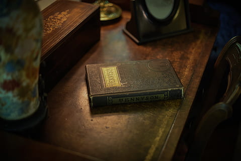immer noch, Artikel, Dinge, Buch, lesen, Material, Schreibtisch, Tabelle, Kommode, Box, Bokeh, braun, drinnen, Veröffentlichung, Bildung, Text, Forschung, selektiver Fokus, High Angle View, keine Leute, Nahansicht, Antiquität, Kommunikation, alt, Holz - Material, Finanzen, Gesundheitswesen und Medizin, Stillleben, 5K, CC0, gemeinfrei, lizenzfrei