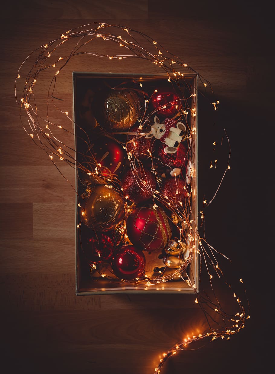 encès, llums de corda, baubles, endins, Caixa, fons de nadal, boles de Nadal, decoracions de Nadal, llums de Nadal, adorns de Nadal, primer pla, colors, fosc, focus, glisten, or, daurat, llums, ornaments, vermell, brillant, Nadal, decoració, decoració de Nadal, celebració, a l'interior, festa, natura morta, menjar, taula, menjar i beguda, cap gent, vacances - esdeveniment, il·luminat, forma del cor, directament a sobre, arbre de Nadal, al forn, temptació, adorn de Nadal, caixa-contenidor, vidre, 4K