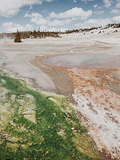 arbres marrons, bosc, gres, resum, primavera, primavera càlida, glacera, núvol, pedra, aigua, bassal, wyoming, verd, color, naturalesa, paisatge, explorar, desert, guèiser, parc nacional de Yellowstone, neu, escenics, a l'aire lliure, hivern, cel, geologia, EUA, muntanya, bellesa a la natura, fred - temperatura, llac, arbre, cap gent, viatjar, blau, mineral, sorra, núvol - cel, blanc, gel, escena rural, rock - object, referent nacional, 4K, CC0, domini públic, lliure de regalies