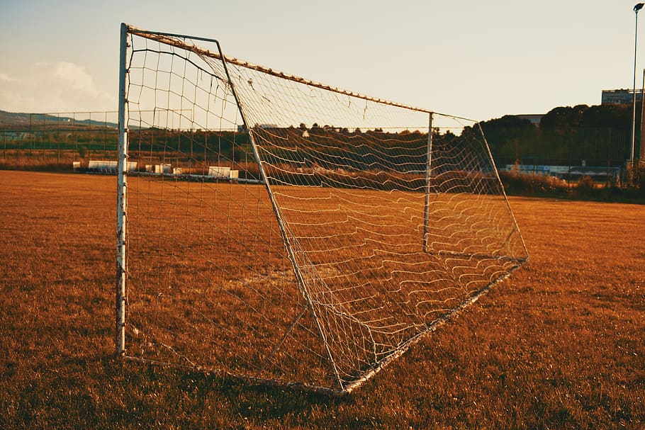 fotografia, blanc, pal de futbol, buit, camp, indústria, paisatge, línia, parc infantil, recreació, futbol, posta de sol, esport, esport d’equip, camp de joc, camp de futbol, cel, xarxa - equipament esportiu, herba, naturalesa, cap gent, gol de futbol, absència, a l'aire lliure, terra, equipament esportiu, dia, pal de gol, medi ambient, 5K