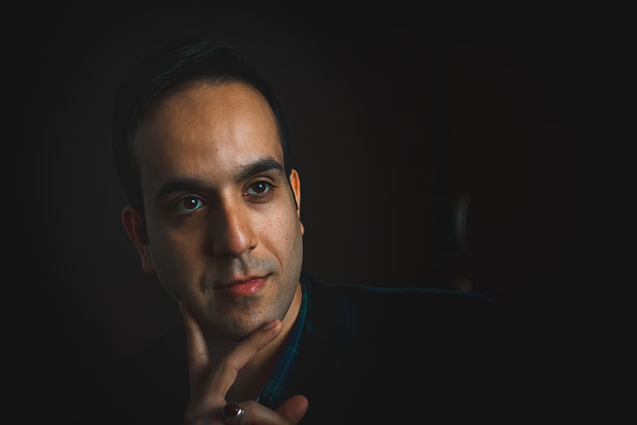 lächelnd, Mann, gegenüber, Seite, Mensch, Person, Gesicht, Fotografie, Foto, Porträt, Finger, Künstler, Kopf, bekleidung, Mantel, passen, Kleidung, Haut, Kiefer, Zubehörteil, Krawatte, Zubehör, Kopfschuss, eine Person, Kamera betrachten, schwarzer Hintergrund, Studioaufnahme, Vorderansicht, drinnen, Erwachsene, ernst, kopieren sie platz, Mitte Erwachsener, Nahansicht, Vertrauen, Männer, Körperteil, dunkel, menschliches Körperteil, Betrachtung, menschliches Gesicht, 5K