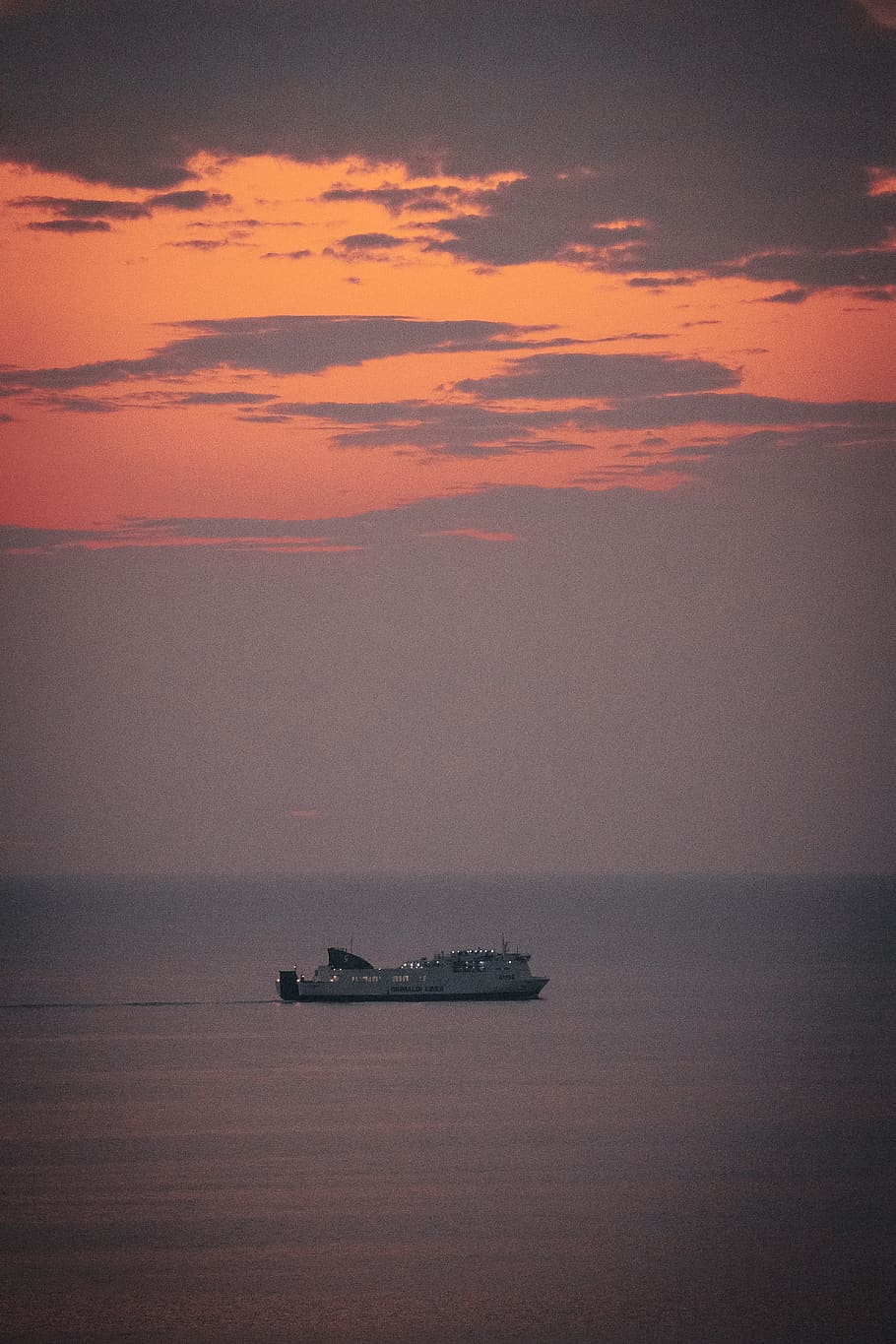 hvidt skib, himmel, Grækenland, skib, skumring, solnedgang, porto katsiki, grå, fartøjer, fragtskib, tankskib, transportmidler, beholder, daggry, krydstogt, horisont, båd, færge, ocean, hav, vand, nautiske fartøj, sky - himmel, scenics - natur, orange farve, horisont over vand, skønhed i naturen, havnefronten, natur, ingen mennesker, rolig scene, ro, transportform, udendørs, 5K