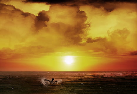 tramonto, nuvole, cielo, paesaggio, umore, sera, crepuscolo, sole, arancia, estate, acqua, luce del sole, mare, nuoto, uomo, contrasto, onde, orizzonte, vacanza, arte, sognare, artistico, riva del mare, orizzonte sull'acqua, scenics - natura, nuvola - cielo, bellezza nella natura, colore arancione, la tranquillità, persone reali, natura, scena tranquilla, idilliaco, terra, spiaggia, lungomare, cielo drammatico, all'aperto, 5K, CC0, dominio pubblico, privo di copyright