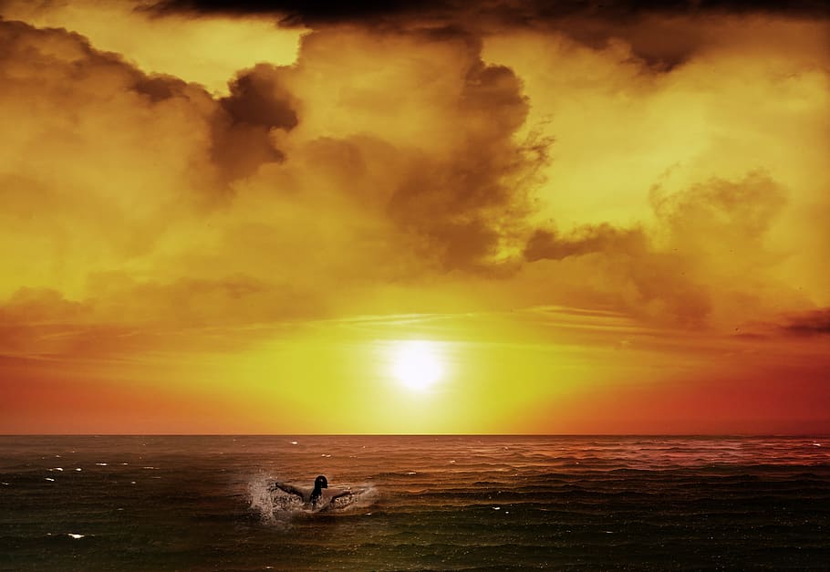 tramonto, nuvole, cielo, paesaggio, umore, sera, crepuscolo, sole, arancia, estate, acqua, luce del sole, mare, nuoto, uomo, contrasto, onde, orizzonte, vacanza, arte, sognare, artistico, riva del mare, orizzonte sull'acqua, scenics - natura, nuvola - cielo, bellezza nella natura, colore arancione, la tranquillità, persone reali, natura, scena tranquilla, idilliaco, terra, spiaggia, lungomare, cielo drammatico, all'aperto, 5K