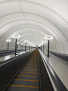 escalator gri, arhitectură, transport, calea de urmat, direcţie, balustradă, construită, conexiune, în interior, arc, nici o persoana, diminuarea perspectivei, modern, iluminat, metal, gol, comoditate, pasarelă în mișcare, scară rulantă, tehnologie, punct de disparitie, tavan, lung, 4K, CC0, domeniu public, fără drepturi de autor