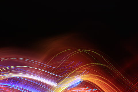 fluir, ligero, movimiento, noche, iluminado, larga exposición, movimiento borroso, sendero de luz, resumen, modelo, copia espacio, nadie, brillante, rojo, velocidad, luz - fenómeno natural, multi color, fondo negro, tecnología, naturaleza, cielo, foto de estudio, fluido, 5K, CC0, dominio público, libre de derechos