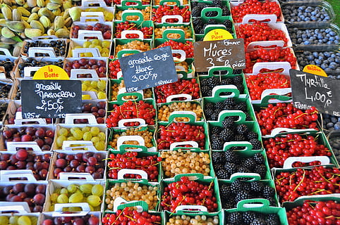 pila, fruites, senyalització, abundància, assortit, lot, baies, confecció, deliciós, menjar, fresc, grup, salut, saludable, sucós, mercat, nutritiu, venda, dolç, variació, elecció, a la venda, multicolor, gran grup d'objectes, venda al detall, arranjament, menjar i beguda, cap gent, etiqueta del preu, Paradeta, col · lecció, frescor, en fila, marc complet, natura morta, ordre, visualització al detall, 4K, CC0, domini públic, lliure de regalies