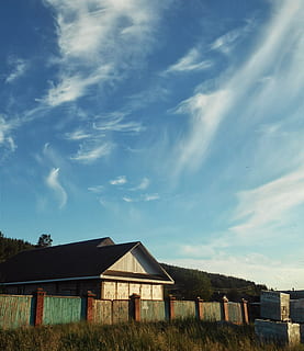 cielo, nubes, paisaje de nubes, arquitectura, estructura construida, exterior del edificio, nube - cielo, edificio, casa, día, naturaleza, nadie, Distrito residencial, planta, al aire libre, techo, tierra, luz del sol, edificio agricola, paisaje, granero, árbol, 1080P, CC0, dominio público, libre de derechos