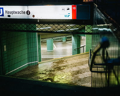 passadís buit, estació de tren, vehicle, terminal, transport, tren, metro, il·luminació, cotxe, automòbil, rentat de cotxes, màquina, pis, porta, terminal de l’aeroport, aeroport, cripta, cotxe esportiu, coupe, vianants, torniquet, arquitectura, estructura construïda, a l'interior, funció de construcció de parets, il·luminat, cap gent, dia, comunicació, edifici, signe, entrada, naturalesa, seguretat, orientació, 4K, CC0, domini públic, lliure de regalies