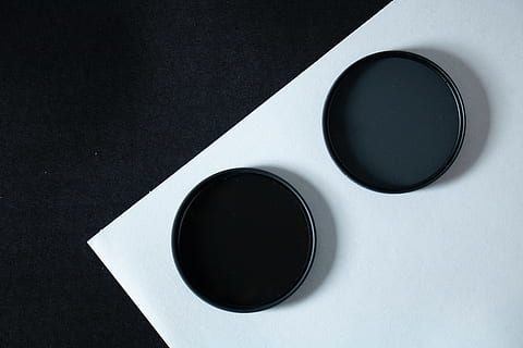 Due, il giro, nero, casi, vuoto, Astuccio, cerchio, colore, design, attrezzatura, carta, in casa, avvicinamento, colore nero, girato in studio, nessuno, direttamente sopra, bere, vista dall'alto, sfondo nero, cibo e bevande, natura morta, tavolo, forma, forma geometrica, tazza, tecnologia, Colore bianco, rinfresco, sfondo colorato, vasellame, materiale elettrico, 5K, CC0, dominio pubblico, privo di copyright