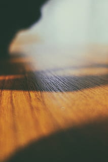 tavolo, luce soffusa, messa a fuoco selettiva, legno - materiale, nessuno, in casa, avvicinamento, pavimentazione, livello di superficie, legna, primo piano estremo, movimento, tramonto, strutturato, interno di casa, tessile, tappeto - arredamento, modello, pavimento in legno, movimento sfocato, 5K, CC0, dominio pubblico, privo di copyright