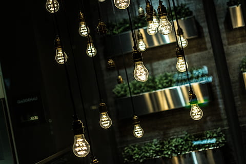 idea, pensar, pensaments, bombetes, llums, il·luminat, equips d’il·luminació, penjant, cap gent, vidre - material, centrar-se en primer pla, a l'interior, bombeta, primer pla, enfocament selectiu, vidre, bar - establiment de begudes, en fila, decoració, brillant, menjar i beguda, estructura construïda, ampolla, vista d’angle baix, llum, ornamentat, comptador de barres, 5K, CC0, domini públic, lliure de regalies