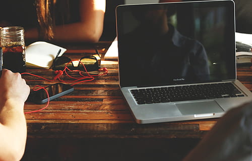 macbook pro, laptop, komputer, technologia, zespół, spotkanie, gabinet, biznes, stół, napoje, okulary słoneczne, iPhone, słuchawki, uruchomienie, technologia bezprzewodowa, porozumiewanie się, połączenie, ludzka ręka, przenośne urządzenie informacyjne, za pomocą laptopa, dłoń, część ludzkiego ciała, wewnątrz, jedna osoba, prawdziwi ludzie, ekran, ekran urządzenia, inteligentny telefon, telefon komórkowy, styl życia, szkło, 4K, CC0, domena publiczna, darmowe zdjęcia
