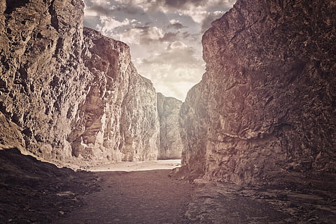 formació de roca, canyon, penya-segats, núvols, la llum del dia, desert, geologia, paisatge, llum, muntanya, naturalesa, ningú, roques, sorra, gres, escènic, cel, pedra, sol, vall, rock, rock - object, tranquil·litat, núvol - cel, bellesa a la natura, escenics - natura, sòlid, dia, escena tranquil·la, el camí a seguir, Serra, direcció, cap gent, terra, escena no urbana, a l'aire lliure, formació, erosionat, 5K, CC0, domini públic, lliure de regalies