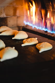 Gebäck backen, Lebensmittel, Brot, Brötchen, Kamin, drinnen, Feuerstelle, Feuer, Bagel, Pita-Brot, Bäckerei, Geschäft, Flamme, Abendessen, Würze, Croissant, Pfannkuchen, Schweinefleisch, Cracker, Sirup, Essen und Trinken, Frische, gebacken, Süßes Essen, Stillleben, Süss, Dessert, Genuss, Nahansicht, Verbrennung, Vorbereitung, keine Leute, Hitze - Temperatur, Feuer - natürliches Phänomen, ungesunde Ernährung, Plätzchen, Versuchung, Essen vorbereiten, Ofen, Backblech, Snack, 5K, CC0, gemeinfrei, lizenzfrei