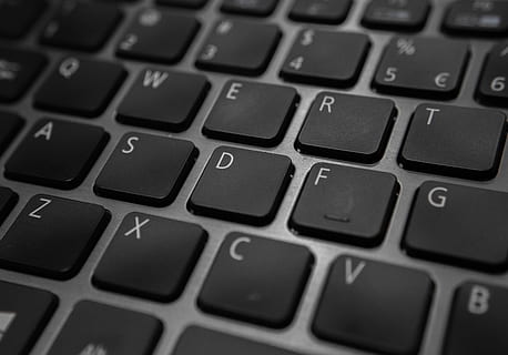 computer, tastiera, tecnologia, il computer portatile, digitando, taccuino, chiavi, tastiera nera, laptop nero, taccuino nero, attrezzatura informatica, tastiera del computer, comunicazione, parte del computer, avvicinamento, testo, tasto del computer, lettera, connessione, in casa, tecnologia wireless, nessuno, fotogramma intero, messa a fuoco selettiva, alfabeto, sfondi, 4K, CC0, dominio pubblico, privo di copyright