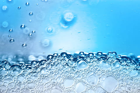 resum, fons, blau, textura, aigua, blanc, bombolla, netejar, clar, primer pla, tirar, gota, flux, que flueix, frescor, líquid, aboqui, pur, puresa, splash, transparent, onada, humit, , menjar i beguda, naturalesa, cap gent, refresc, moviment, a l'interior, marc complet, temperatura de fred, fons abstractes, fons blau, efecte texturat, 2K, CC0, domini públic, lliure de regalies