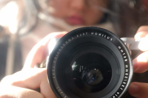 fujifilm, kamera, lense, mesin, gadis, juru potret, cermin, melihat, fokus, tema fotografi, kamera - peralatan fotografi, peralatan fotografi, lensa - alat optik, teknologi, aktivitas, merapatkan, kamera digital, memegang, fokus pada latar depan, tangan manusia, satu orang, tangan, memotret, bagian tubuh manusia, dewasa, lensa - mata, bagian tubuh, kamera slr, lensa suar, jari, 4K, CC0, domain publik, bebas royalti