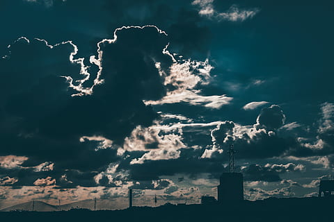 silueta, edificio, nublado, azul, cielo, abundancia de nubes, nubes, oscuro, nubes oscuras, paisaje, naturaleza, escénico, fotografía gran angular, nube - cielo, belleza en la naturaleza, nadie, paisajes - naturaleza, exterior del edificio, estructura construida, arquitectura, al aire libre, tormenta, cielo dramático, vista de ángulo bajo, día, paisaje de nubes, nube de tormenta, tranquilidad, ambiente, poder en la naturaleza, ominoso, 5K, CC0, dominio público, libre de derechos
