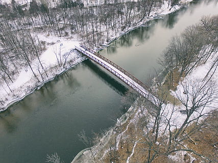 ponte sul fiume, acqua, albero, inverno, vista dall'alto, pianta, natura, temperatura fredda, giorno, bellezza nella natura, nessuno, energia idroelettrica, fiume, la tranquillità, la neve, struttura costruita, scenics - natura, scena non urbana, diga, all'aperto, ponte - struttura fatta dall'uomo, acqua corrente, fluente, 4K, CC0, dominio pubblico, privo di copyright