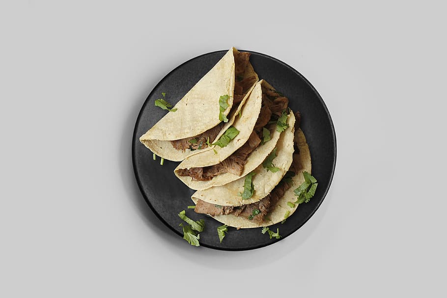 taco sul piatto, cibo e bevande, cibo, mangiare sano, girato in studio, frutta, benessere, sfondo bianco, nessuno, freschezza, in casa, avocado, cibo messicano, natura morta, piatto, pronto a mangiare, direttamente sopra, verdura, vista dall'alto, fetta, spuntino, chip nacho, 4K