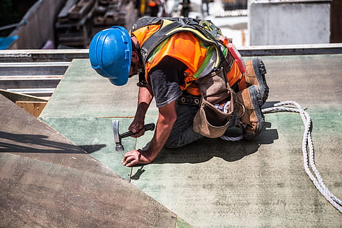 foto di progresso, costruzione, lavoro, casco, sport, copricapo, casco sportivo, uomini, protezione, adulto, giorno, attrezzatura sportiva, persone, casco da lavoro, sicurezza, detenzione, abiti da lavoro protettivi, lunghezza intera, all'aperto, abilità, architettura, maschi, 4K, CC0, dominio pubblico, privo di copyright