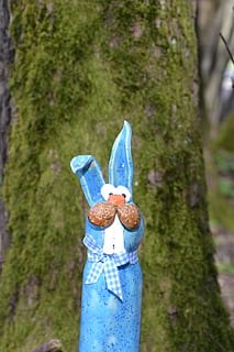 Paști, iepurașul de Paște, iepure de câmp, deco, urechi, temă easter, decor de Paști, rozător, ceramică, colorat, arte meserii, fragil, plantă, copac, trompă, trunchi de copac, albastru, zi, natură, creştere, să se concentreze asupra primelor elemente, nici o persoana, costume de lucru de protecție, mănușă de protecție, teren, în aer liber, protecţie, jucărie, animal, 4K, CC0, domeniu public, fără drepturi de autor