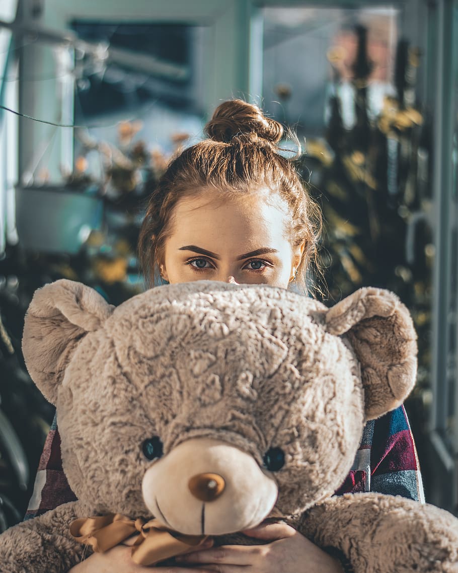 giocattolo roba grigia, orsacchiotto di peluche, pupazzo di pezza, giocattolo, ritratto, guardando la fotocamera, una persona, concentrarsi sulle conoscenze acquisite, vista frontale, infanzia, rappresentazione, donne, giorno, femmine, stili di vita, in casa, attività di svago, persone reali, morbidezza, acconciatura, 4K