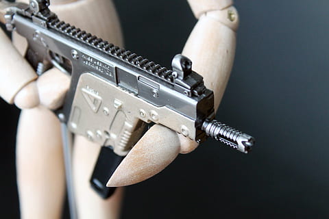 Feuerwaffe, kriss Vektor, Gewehr, Waffe, Kommunikation, Nahansicht, keine Leute, Munition, Warnschild, Maschinengewehr, drinnen, Metall, einzelnes Objekt, Pistole, Studioaufnahme, Kugel, Zeichen, Gewalt, Aggression, Militär-, Zielschießen, Regierung, 2K, CC0, gemeinfrei, lizenzfrei