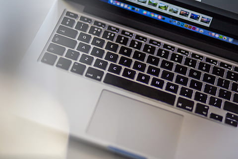 MacBook, Laptop, Computer, Technologie, Geschäft, Tastatur, kabellose Technologie, Kommunikation, Verbindung, Nahansicht, drinnen, Computerausrüstung, Computer Tastatur, keine Leute, Computerschlüssel, Studioaufnahme, Computerteil, Daten, kopieren sie platz, Brief, Nacht-, silberfarben, 5K, CC0, gemeinfrei, lizenzfrei