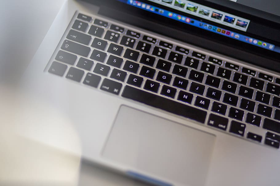 MacBook, portàtil, ordinador, tecnologia, negocis, teclat, tecnologia sense fils, comunicació, connexió, primer pla, a l'interior, equips informàtics, teclat d’ordinador, cap gent, clau d’ordinador, part de l’ordinador, tir de l'estudi, carta, dispositiu d’informació portàtil, text, dades, color plata, banca electrònica, 5K