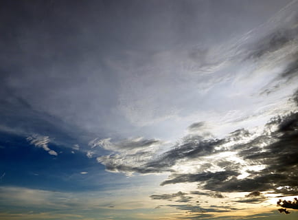 skyscape, solnedgang himmel, tyndt, spredt, mørk, skyer, cloudscape, himmel, solnedgang, baggrund, struktur, vejr, atmosfære, miljø, blå himmel, orange, solopgang, aften, blank, plads, sommer, opløftende, håbefuld, storm, sort, blå, kulisse, tapet, , sky - himmel, skønhed i naturen, scenics - natur, natur, ingen mennesker, lav vinkel visning, ro, dramatisk himmel, udendørs, overskyet, baggrunde, rolig scene, sollys, vind, idyllisk, meteorologi, lyse, 2K