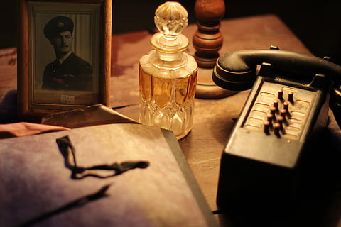 hitam, Abu-abu, vintage, telepon, botol parfum kaca, tentara, botol, wadah, dokumen, dalam ruangan, cahaya, gambar, masih hidup, teknologi, kayu, meja, antik, merapatkan, tidak ada orang, bahan kaca, bahan kayu, fokus selektif, bergaya retro, komunikasi, kertas, bisnis, transparan, tua, makanan dan minuman, masa lalu, kaca, lampu listrik, 5K, CC0, domain publik, bebas royalti