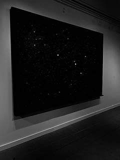 binnenshuis, interieur ontwerp, elektronica, scherm, tonen, monitor, LCD scherm, Verenigde Staten van Amerika, santa ana, Orange County Museum of Arts, bevloering, verdieping, televisie, TV, melkweg, kamer, thuisbioscoop, verlichting, projectiescherm, woonkamer, geen mensen, detailopname, muur - bouwfunctie, hoge hoekmening, zwarte kleur, venster, kopie ruimte, nacht, architectuur, creativiteit, eenvoud, studio opname, glas - materiaal, verf, stilleven, kunst cultuur en entertainment, ingebouwde structuur, 4K, CC0, publiek domein, royaltyvrij